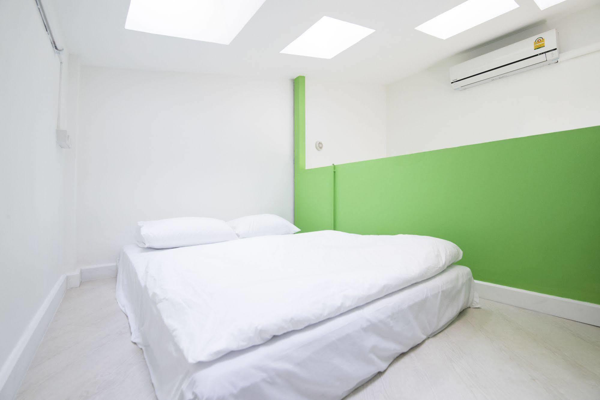 Pixellar Hostel Bangkok Esterno foto